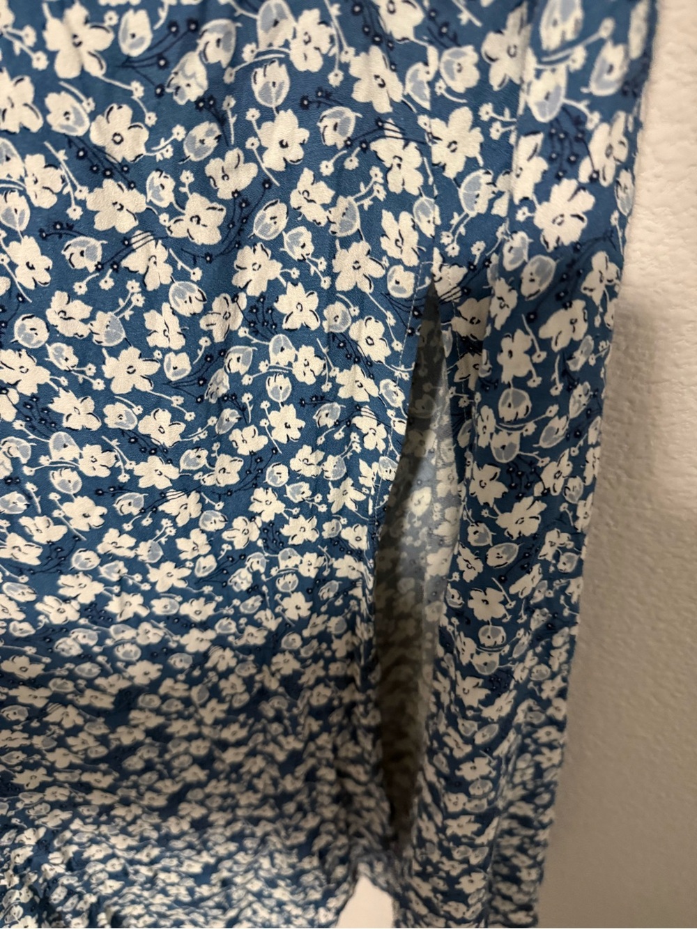 Reformation Blue and White Floral Puff-Sleeve Midi Dress - Picture 4 of 16